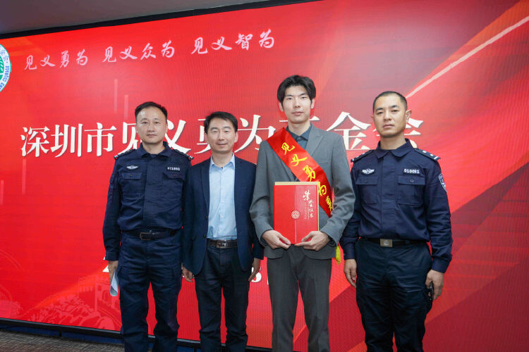 “黃金4分鐘”閃閃發(fā)光!眾人合力救助暈倒市民(圖說:參與急救的王卓正獲評(píng)“見義勇為勇士”稱號(hào)).jpg “黃金4分鐘”閃閃發(fā)光!眾人合力救助暈倒市民(圖說:參與急救的王卓正獲評(píng)“見義勇為勇士”稱號(hào)).jpg